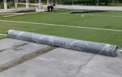 Grama sintética instalada em campo