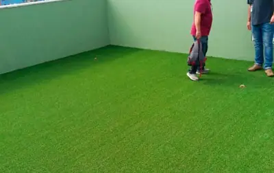 Grama sintética em jardim