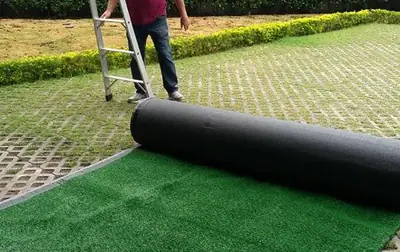 Colocação de grama sintética em rolo