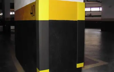Protetor de coluna instalado em garagem de prédio