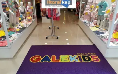 Tapete personalizado colorido em entrada de loja