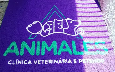 Tapete personalizado com logotipo na entrada de restaurante